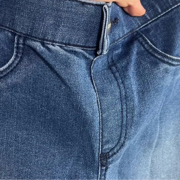 NWT Medium Wash Denim Mid-Rise Frayed Edge Leggings - Hue Studio - Picture 3 of 13